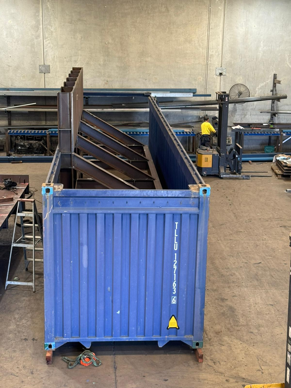 40' container ROM Wall